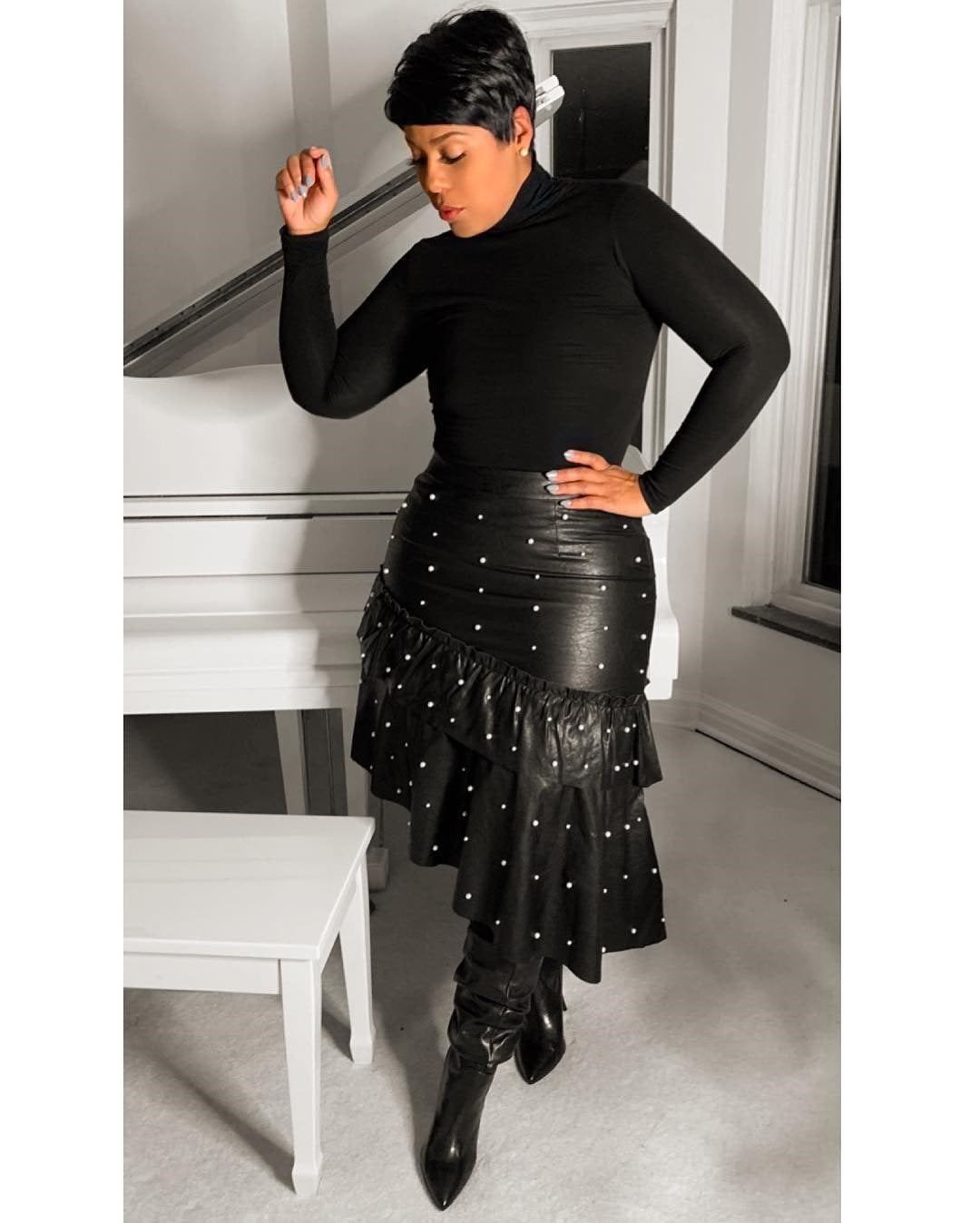 Hip Covered Ruffled Pearl Half Length Leather Skirt