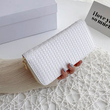 Load image into Gallery viewer, Zipped woven clutch
